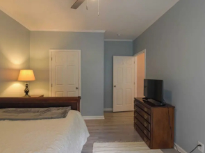 Riverside Ranch by Avantstay Mins to Downtown