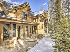 3 Fireplaces & Mtn View: Luxe Home in Breckenridge