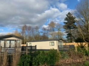 1 Bed Lodge Sleeps 4 - Pet Welcome - Fireplace
