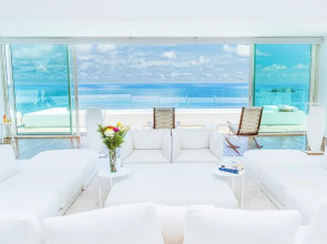 Oceanfront Pool Villa I Private Gym, Spa & Cinema!