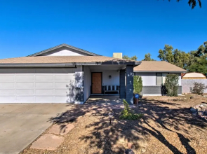 Walk to Riverview Park! Dog-friendly Mesa Retreat