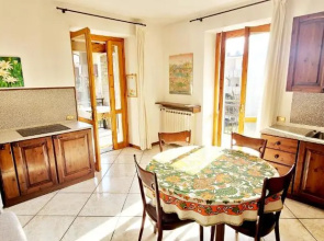 Appartamento con ingresso autonomo, giardino privato e portico