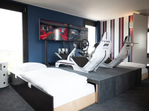 Modern, Trendy F1 Theme Lodge, Near the Sea
