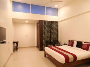 OYO 11889 White Hall