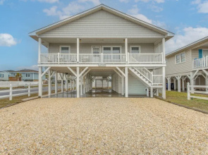 Steps to Sand! Family Ocean Isle Beach Retreat