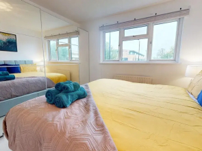 Parlaunt House - 3 Bedroom With Free Parking