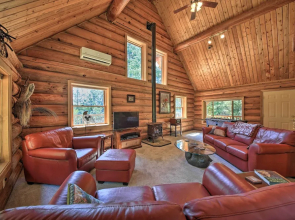 Large Cabin w/ Fire Pit + Grill on 34 Acres!