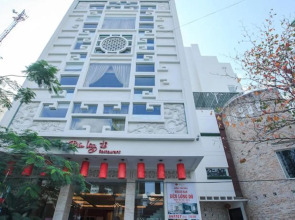 Den Long Do Hotel & Restaurant
