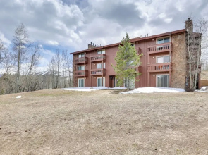 Cozy Winter Park Condo w/ Hot Tub & Shuttle!