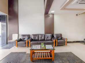 OYO Collection O 79286 The 33 Hotel