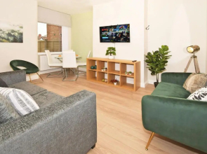 Somerville House by YourStays - 4 Bedroom Spacious Home in Crewe