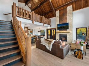 New Log cabin, The Bears Den - 2 bedrooms, loft, 2.5 bath, jacuzzi & Fireplace