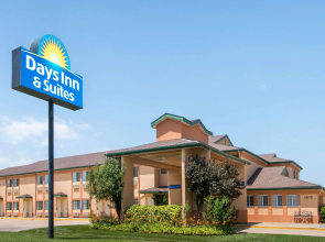 Days Inn & Suites by Wyndham Wichita
