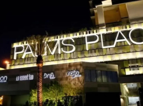 Palms place 51st floor with balcony & strip view