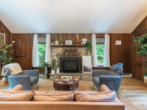 Lakeshore Oasis by Avantstay Private Beach, Views, Hot Tub, Volleyball