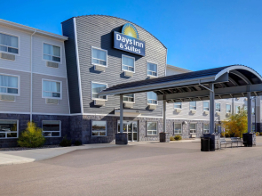 Days Inn & Suites by Wyndham Warman