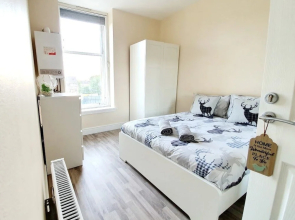 Gorgeous, Light & Airy Apartment in the Heart of the West End, Close to SEC and Hydro