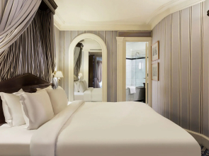 Le Dokhan’s Paris Arc de Triomphe, a Tribute Portfolio Hotel