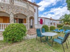 Cosy Townhouse in Vilamacolum With Shared Garden and Swimming Pool
