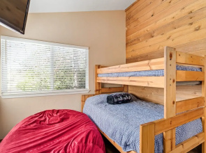 Kathy's Korner - Pet Friendy With Large Deck! 3 Bedroom Home