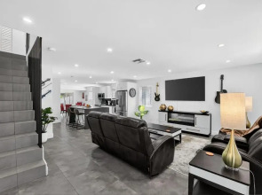 3-BDR Guitar House, Walk to Casino, located close to EVERYTHING