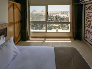 Grand Museum Guest House pyramids view