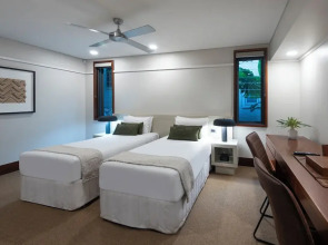 6 Yacht Club Oceanfront House On Marina  Deluxe 4 Bedroom With 2 Golf Buggies