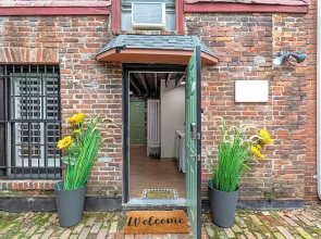 Private Loft Carriage House Walk Score 95