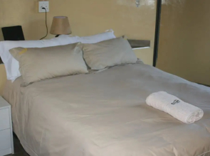 Distinctly Africa - Manyeleti