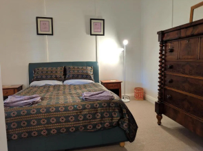Walnut Cottage - 2 bedroom pet friendly country cottage