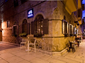 Comfortable Flat with Jacuzzi near Hadrian's Gate