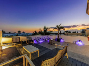 Walk to Hollywood Beach: Luxury Family Getaway!