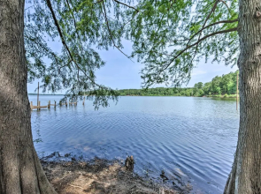 Stunning Avinger Retreat on Lake O' the Pines