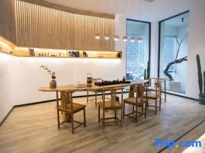 Hailuogou Luanxi Hidden Mountain Snow Mountain Scenic Hot Spring Resort Hote