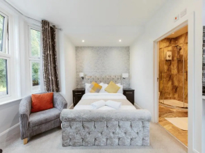 Modern city centre studio apartment 202