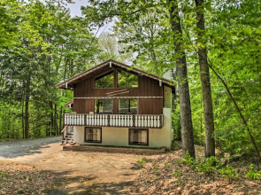 Swiss-style Chalet w/ Fireplace - Near Story Land!