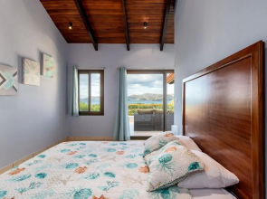 Modern - immaculate unit in Flamingo with spectacular ocean views