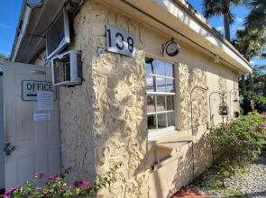 Barefoot Mailman Inn & Suites