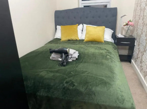 Cosy Home - 3 Bedroom 2 Bathroom - Free Parking, Fast Wifi and Smart TV Central Location