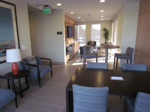 Apartment with Full Amenities - Miracle Mile