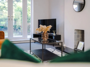 Premium 3 bed Detached House - off Road Parking - Bromborough