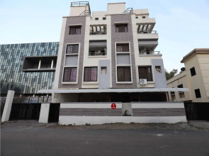 OYO 10680 Hotel Royal Inn