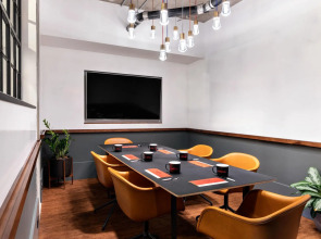 Отель The Revolution