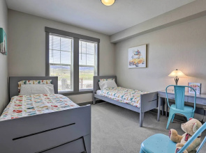20 Mi to Winter Park: Mtn-view Townhome w/ Balcony