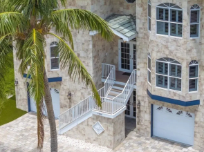 Bella Vita 5 Bedroom Home by RedAwning