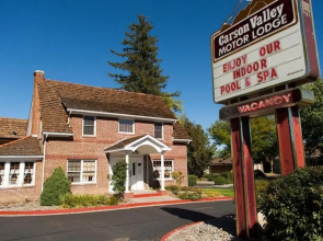Carson Valley Motor Lodge & Suites