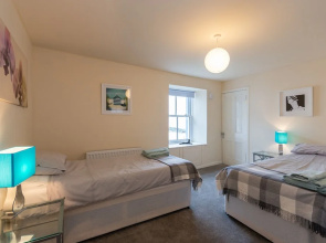 Cellardyke 3-bed Cottage, Sleeps 6 by Seafront