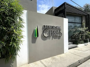 Dream Stay - Pool & Gym - 10min Airport & Homs