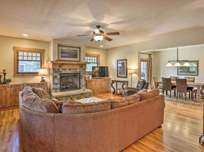 Quiet Fraser Family Escape: Hot Tub & Front Porch!