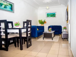 2 Bed Apt Sleeps 5 - Wifi, Parking, Balcony